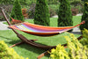 Hamac multicolores installé sur un support en bois