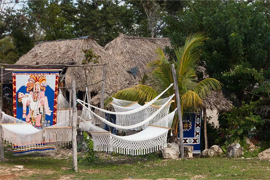 Un hamac exposé, avec un bâtiment culturel et historique en arrière-plan, mettant en évidence la richesse de l'histoire et du patrimoine des hamacs.