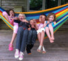 5 enfants joyeux dans un hamac maya multicolore