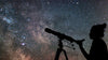 jeune femme observant les étoiles avec un télescope