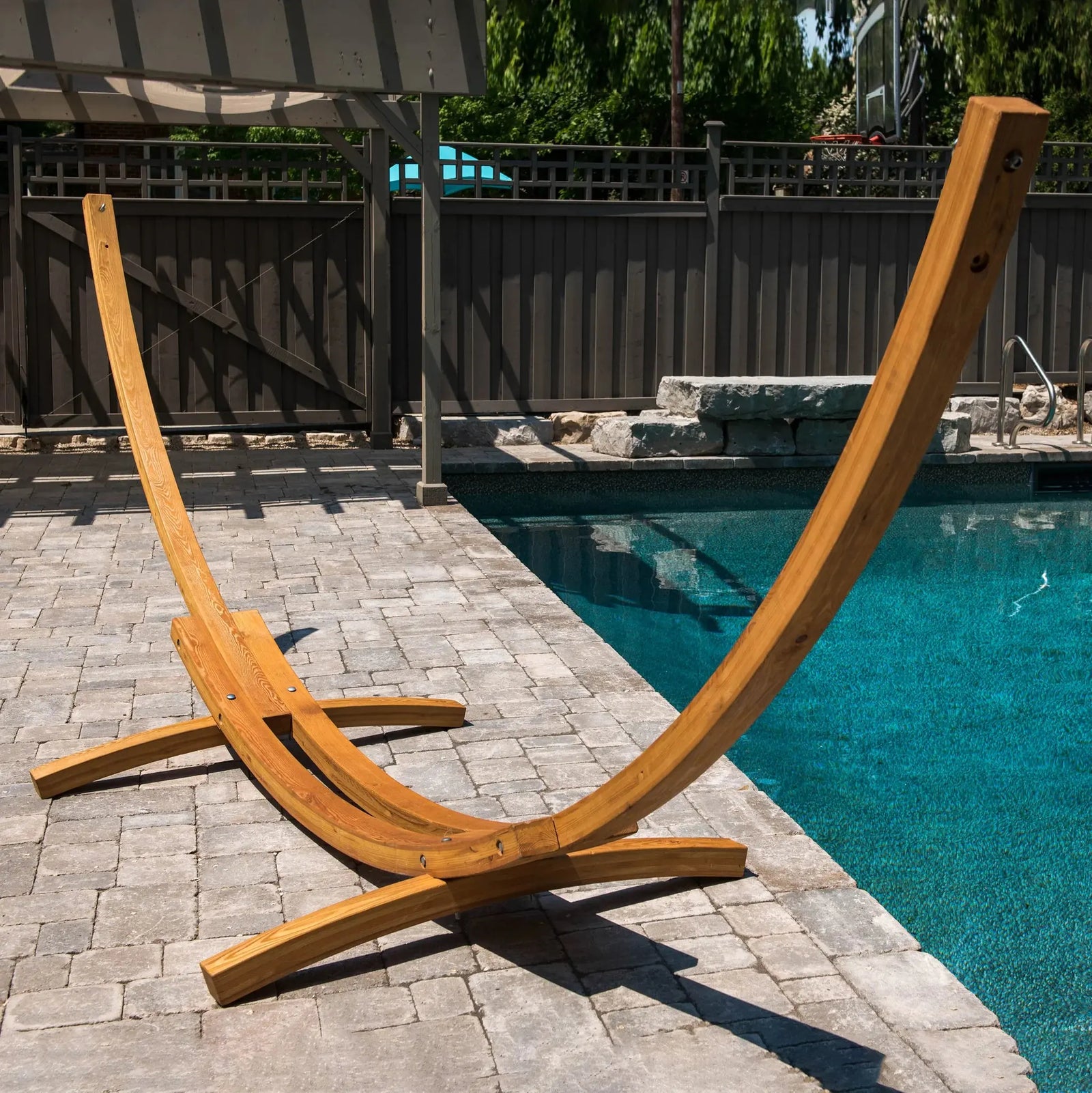 support en bois de pin près d'une piscine