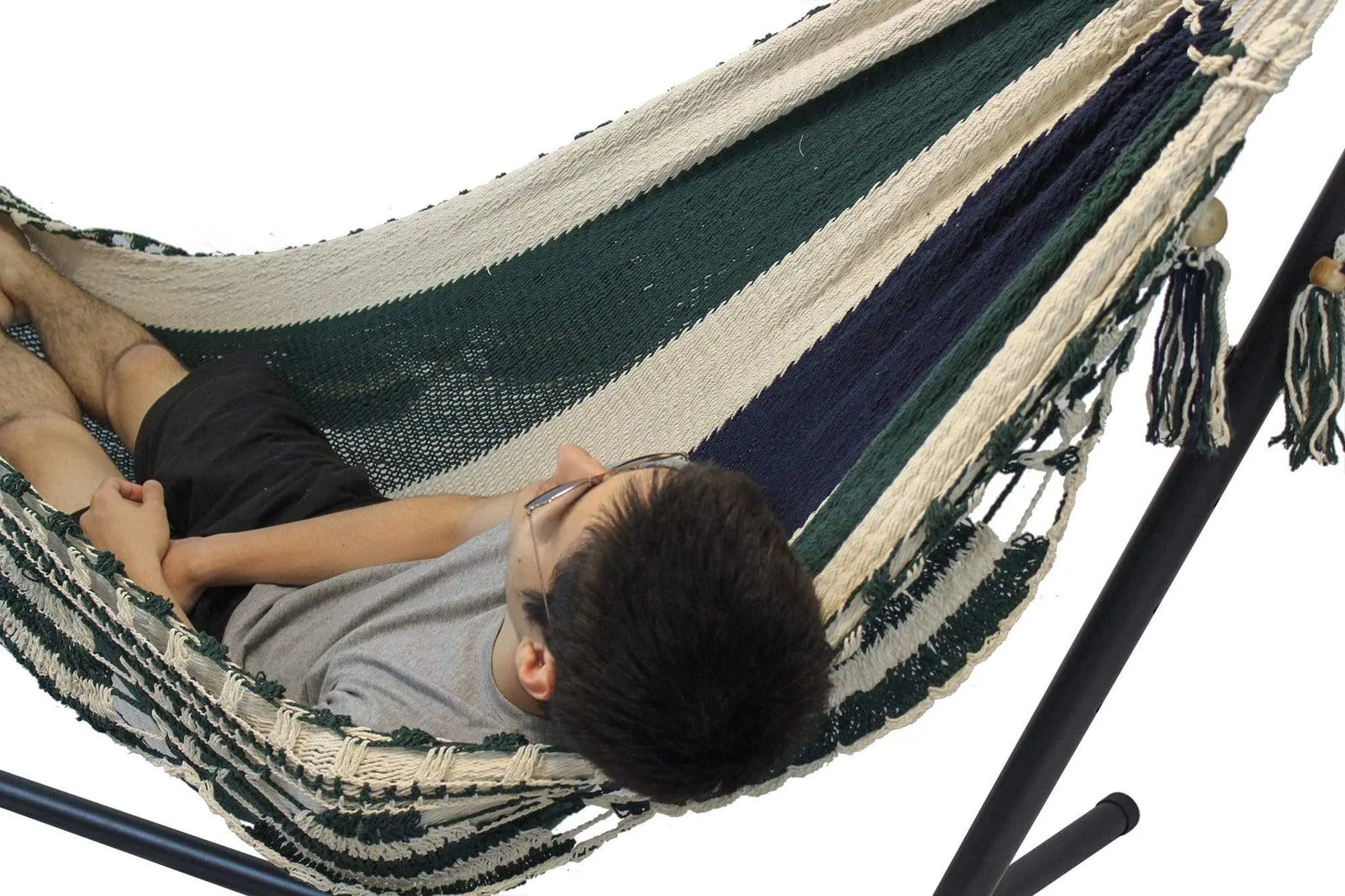 hamac du nicaraguan vert bleu blanc avec support universel jeune homme couché