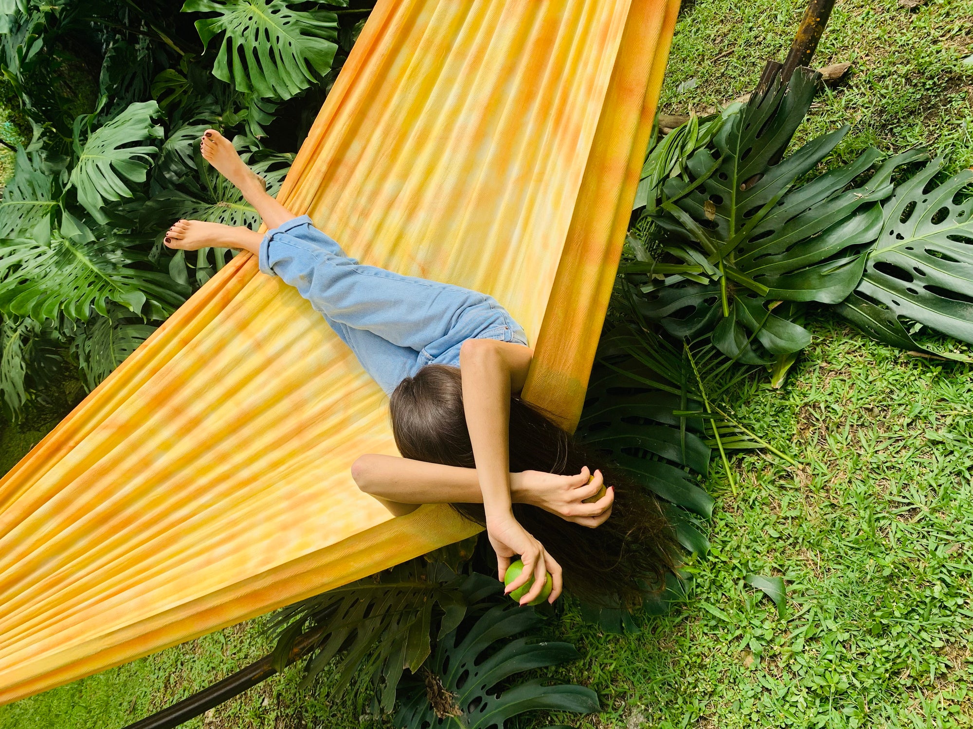 jeune femme dans un hamac orangé