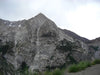 escaladeur au haut de la montagne tout juste au bas de la cime