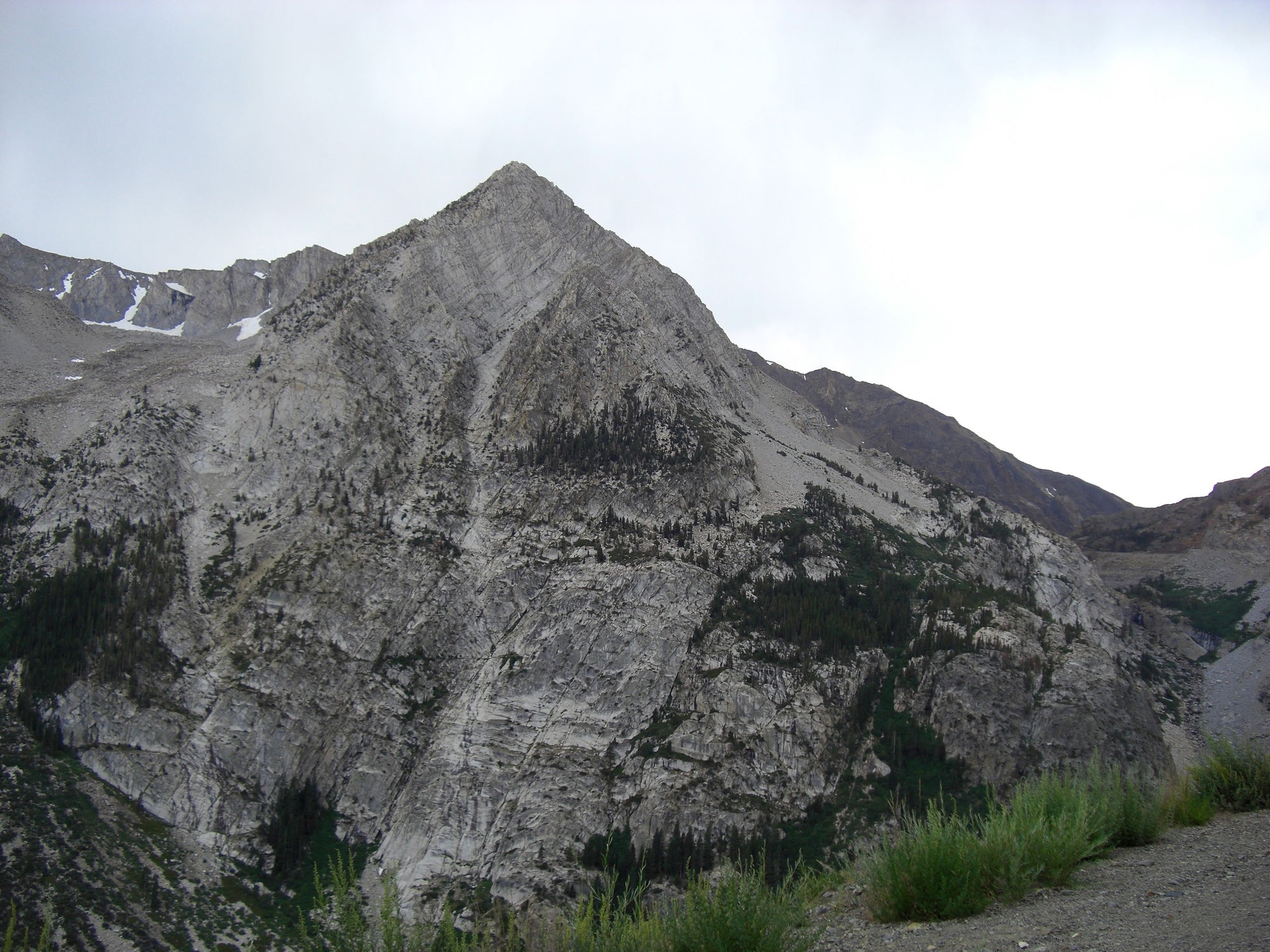 escaladeur au haut de la montagne tout juste au bas de la cime