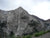 escaladeur au haut de la montagne tout juste au bas de la cime