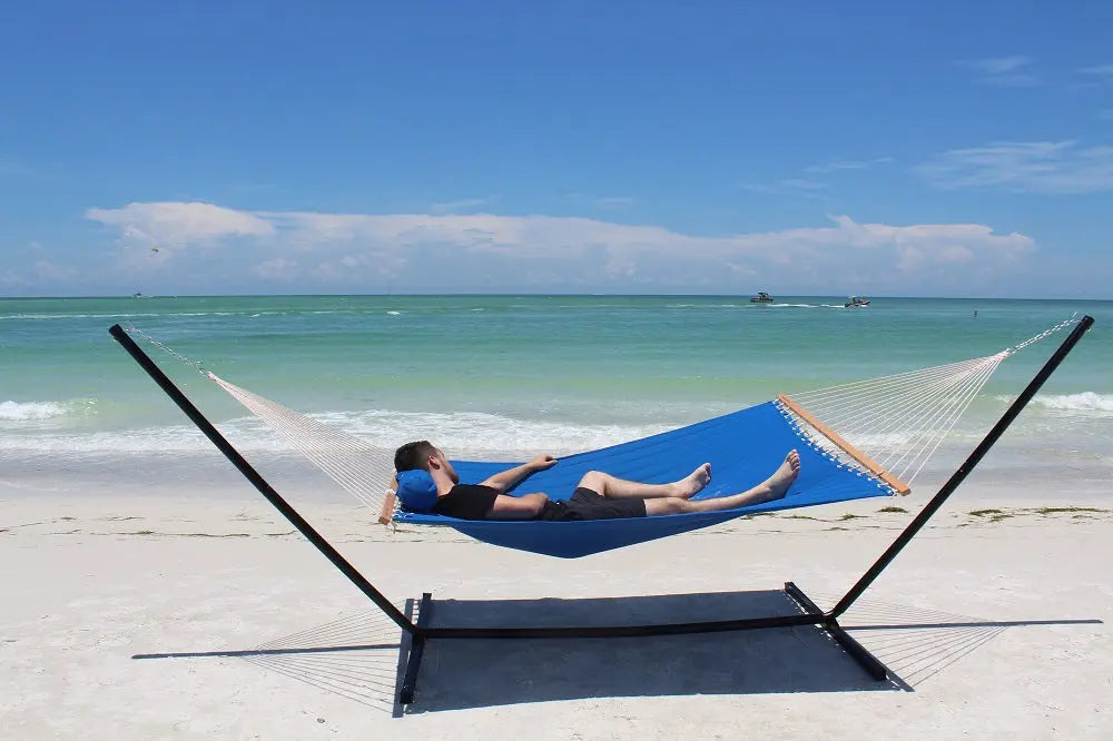hamac bleu matelassé en oléfine au board de plage