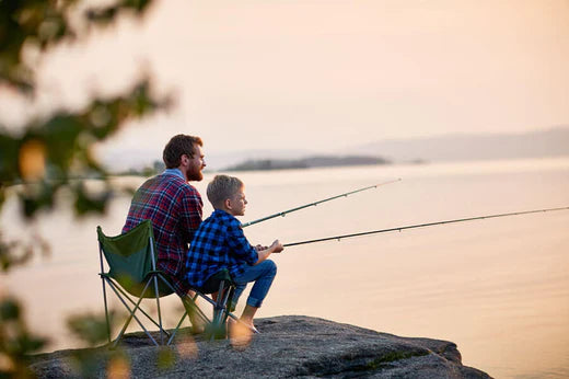 un père et fils pêchant au bord d'un lac
