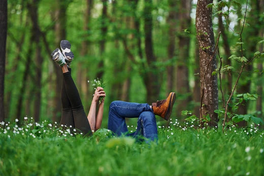 personne dans un hamac vert en forêt