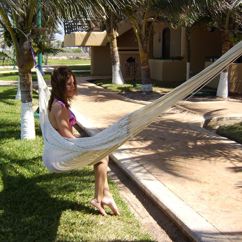 Femme méditant dans un hamac maya