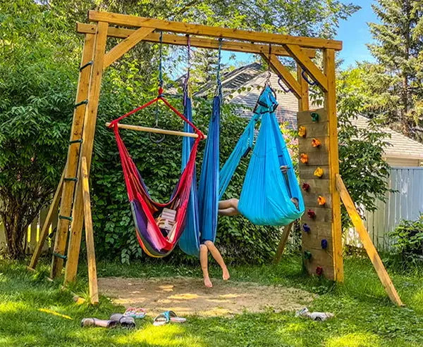 chaise hamacs dans une cour arrière