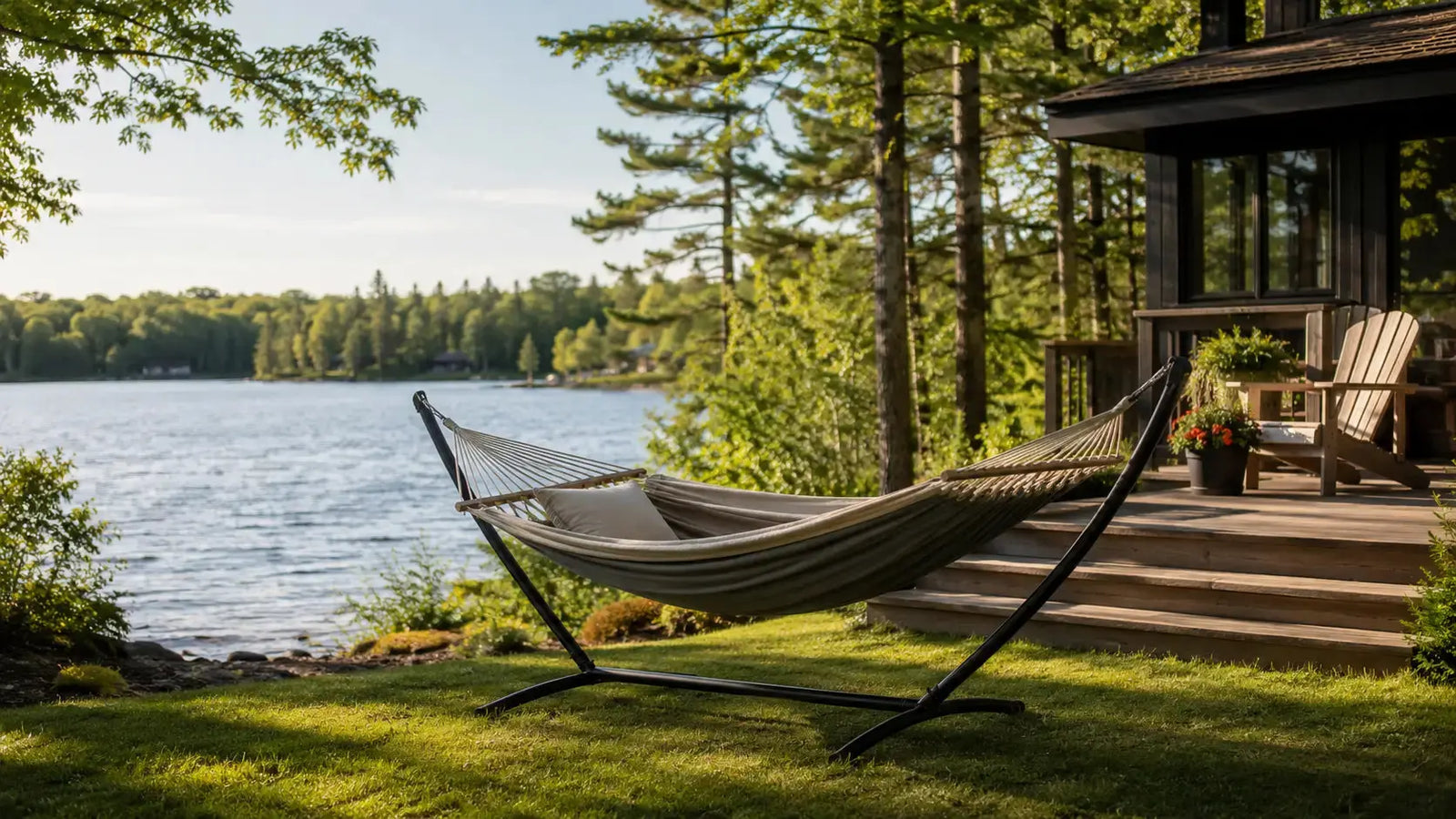 Hamac avec support installé au chalet sur une terrasse près d’un lac canadien
