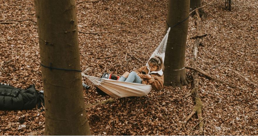 jeune fille lisant dans un hamac colombien blanc