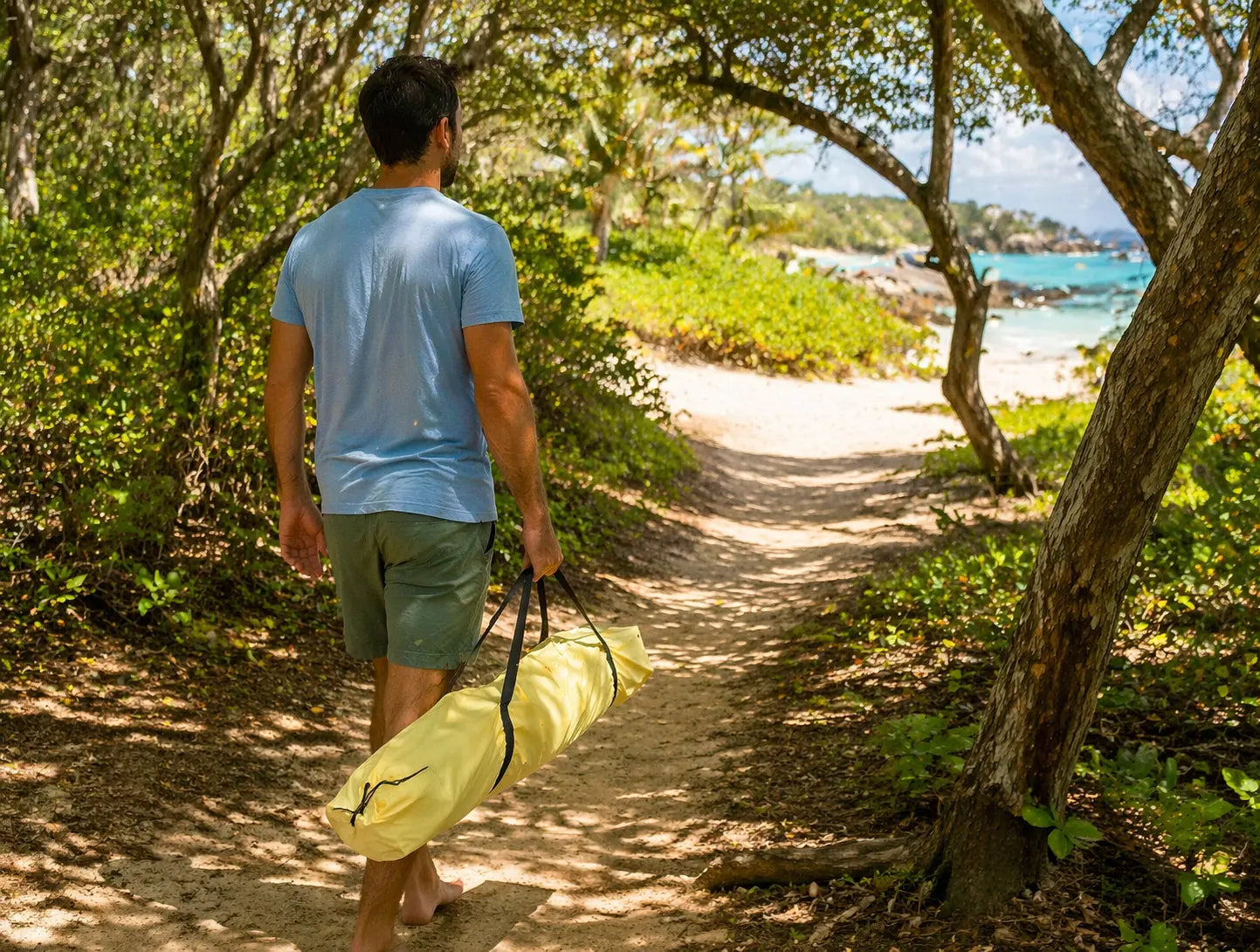 sac de transport et entreposage pour hamac - homme dans un sentier en direction de la plage