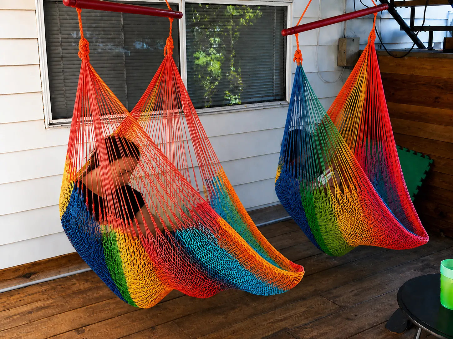 chaises mayas multicolores sous un balcon