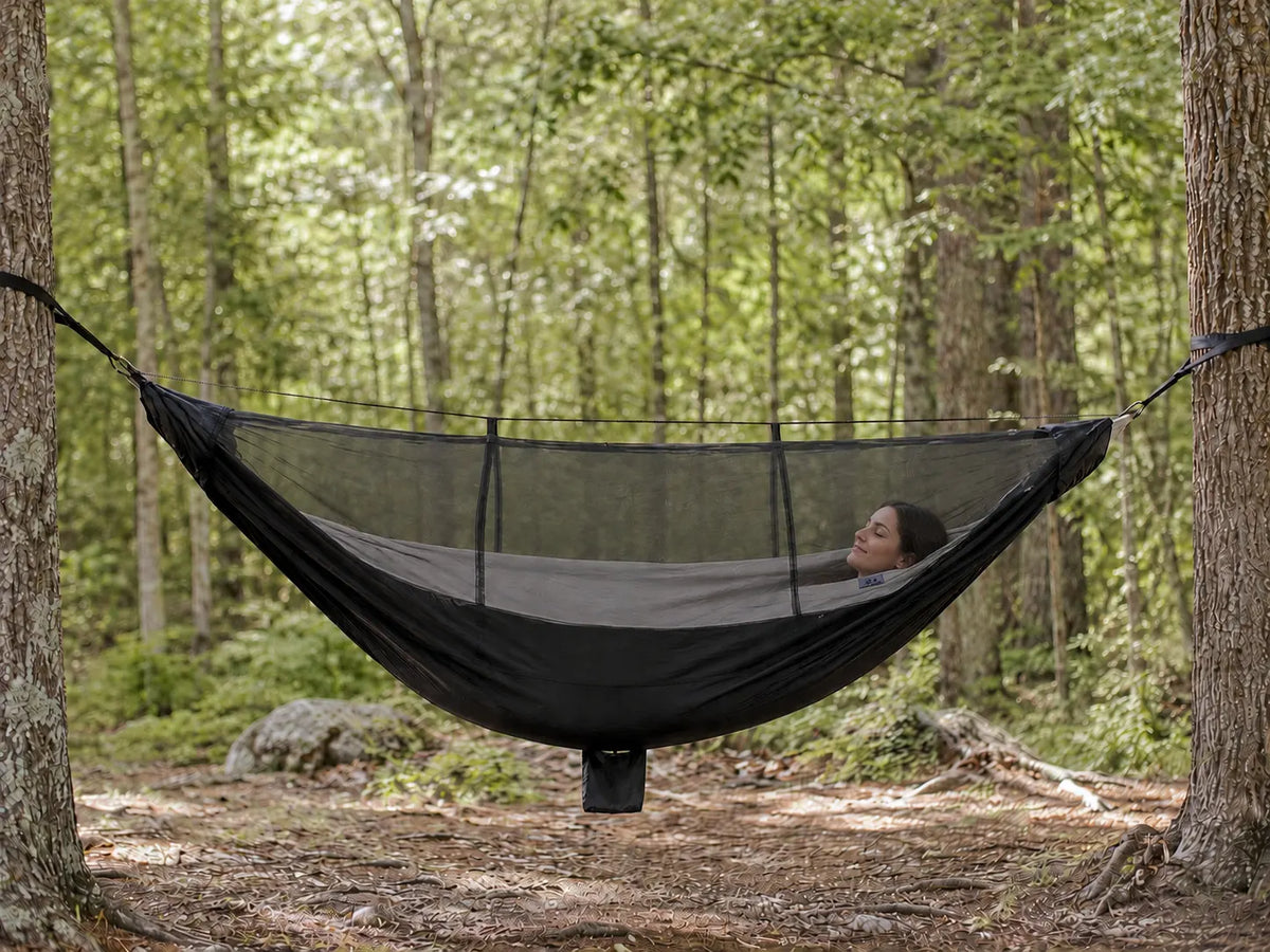 moustiquaire femme dans un hamac