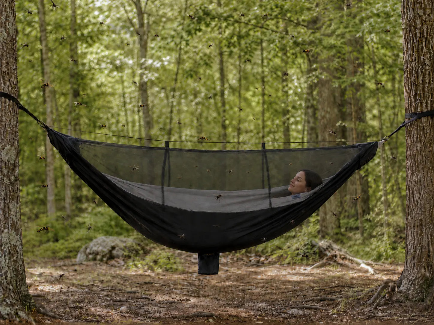 moustiquaire femme dans un hamac
