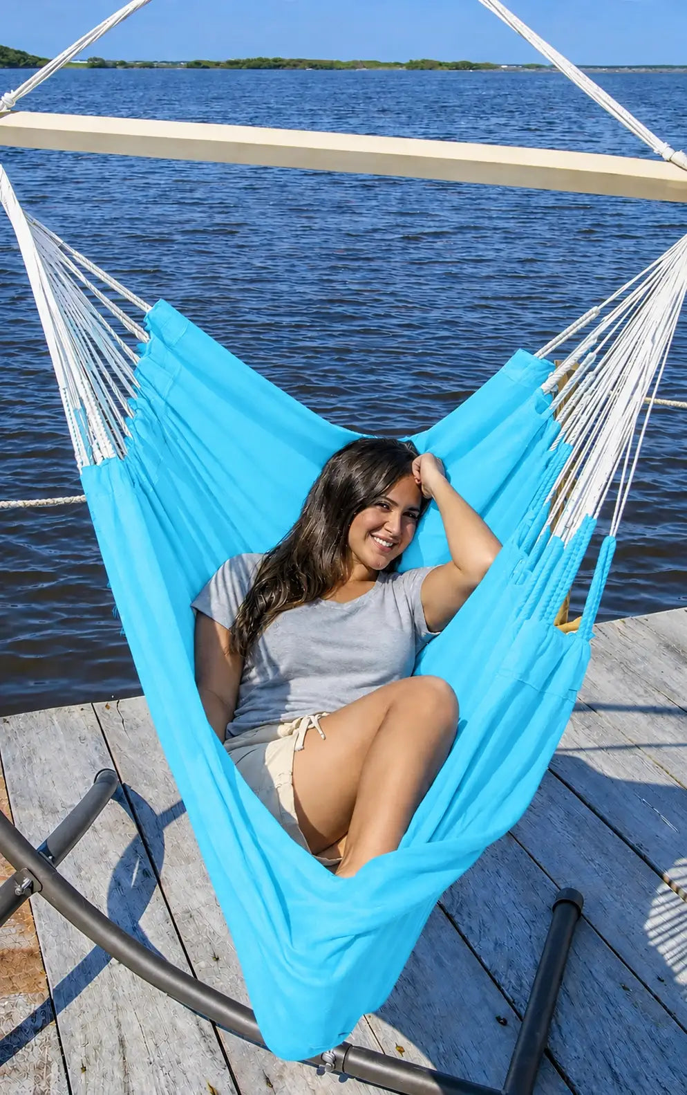 chaise hamac colombienne bleu clair avec femme
